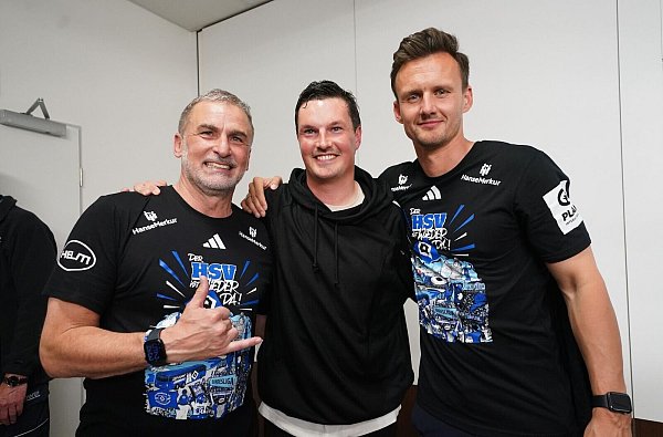 Drei Aufstiegsmacher: HSV-Sportvorstand Stefan Kuntz (l), Trainer Merlin Polzin und Sportdirektor Claus Costa - © Marcus Brandt/dpa