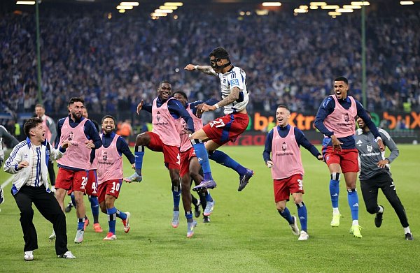 HSV-Stürmer Davie Selke (M) jubelt über sein Tor zum 3:1. - © Christian Charisius/dpa