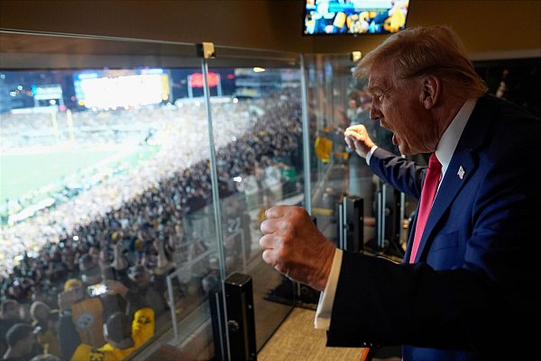 Als erster amtierender Präsident kommt Donald Trump zu einem Super Bowl. - © Evan Vucci/AP Pool/dpa