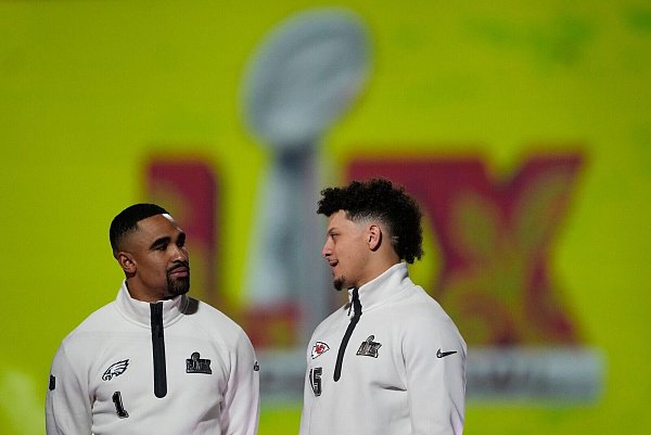 Standen sich bereits vor zwei Jahren in einem Super Bowl gegenüber: Jaylen Hurts (l) und Patrick Mahomes. - © Matt York/AP/dpa