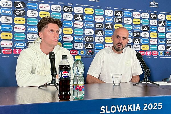 Trainer Antonio Di Salvo (r) und Verteidiger Tim Oermann streben einen Sieg gegen England an. - © Christian Kunz/dpa