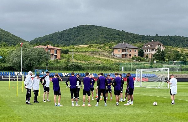 Die deutsche U21 stimmt sich auf Titelverteidiger England ein. - © Christian Kunz/dpa