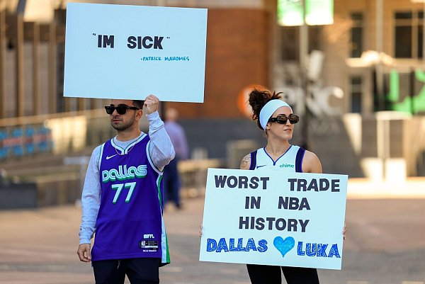 Den Mavs-Fans gefällt der Wechsel überhaupt nicht. - © Elias Valverde II/The Dallas Morning News/AP/dpa