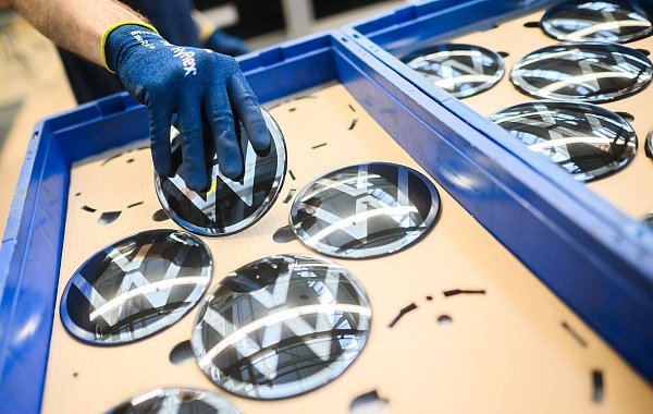 Volkswagen steht vor einem personellen und strategischen Neuanfang in herausfordernden Zeiten. (Archivbild) - © Julian Stratenschulte/dpa