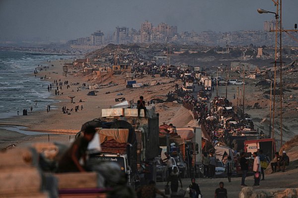 Es gibt im Gazastreifen nur zwei größere Straßen vom Norden in den Süden. Nur eine hat die israelische Armee für Flüchtlinge aus der Stadt Gaza geöffnet, die Al-Raschid-Straße an der Küste entlang. Auf ihr staut sich alles, was irgendwie noch fahren oder laufen kann: völlig überladene Transporter, meterhoch mit Matratzen bepackte schrottreife Autos, Eselskarren und Fußgänger mit Handwagen. (Archivbild) - © Abdel Kareem Hana/AP/dpa