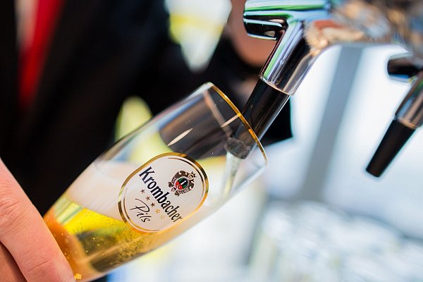 Fassbier wird für Großkunden von Krombacher zum Herbst hin teurer. (Archivbild) - © Rolf Vennenbernd/dpa