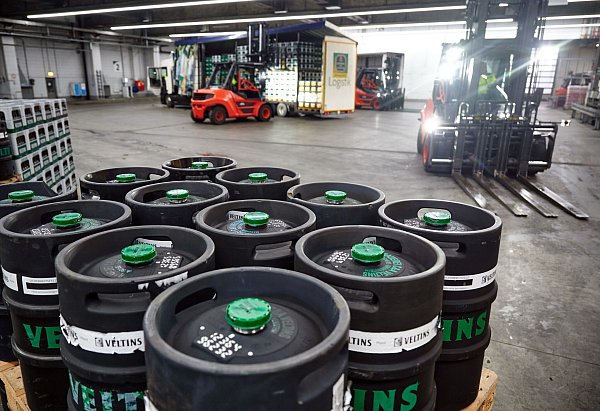Veltins hebt auch bei Fassbier die Preise zum Herbst hin an. (Archivbild) - © Bernd Thissen/dpa