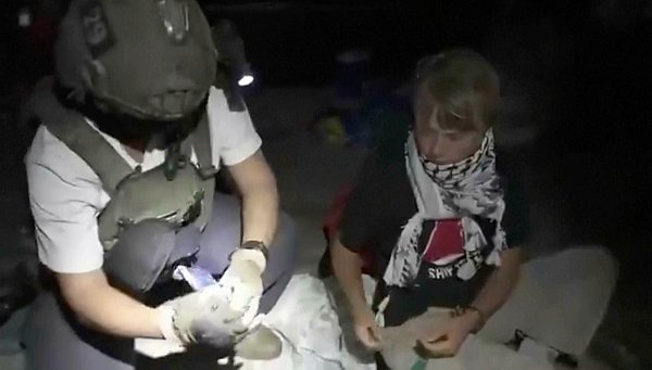 Die schwedische Aktivistin Greta Thunberg war eine der ersten Teilnehmerinne der Global Sumud Flotilla, die von israelischen Soldaten auf See festgenommen wurde. - © Uncredited/Israeli Foreign Ministry/AP/dpa