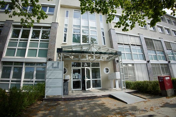 Blick auf die Bundesgeschäftsstelle der AfD im Ortsteil Reinickendorf. (Archivbild) - © Jörg Carstensen/dpa