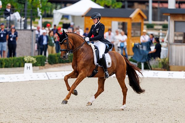 Katharina Hemmer zeigt bei der EM mit ihrem Pferd Denoix gute Ritte. - © Stefan Lafrentz/Sportfotos Lafrentz/dpa