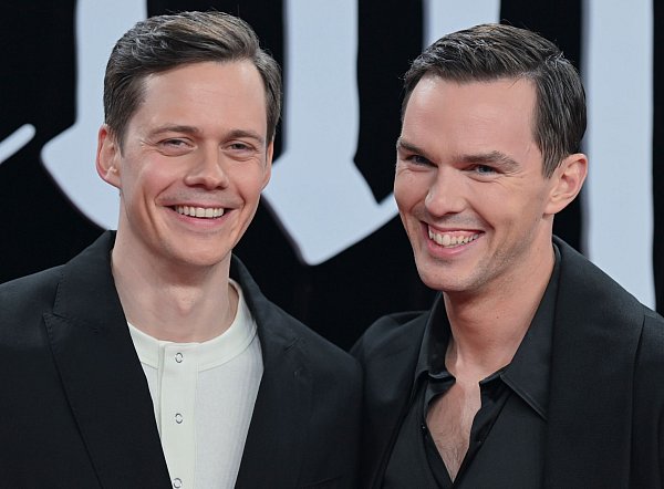 Strahlten am Zoo Palast um die Wette: Bill Skarsgård und Nicholas Hoult. - © Jens Kalaene/dpa