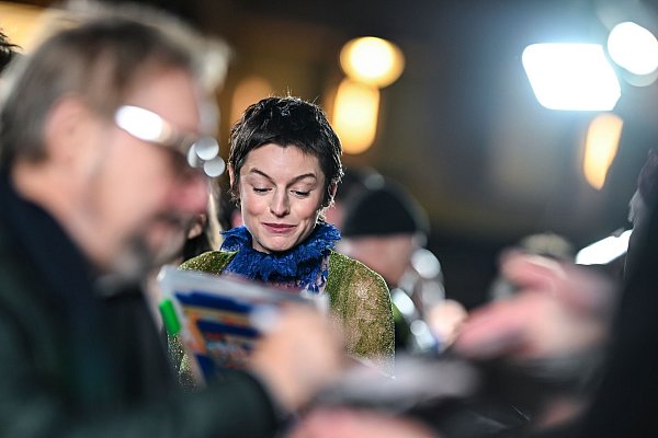 Auch Emma Corrin lief über den Roten Teppich. - © Jens Kalaene/dpa