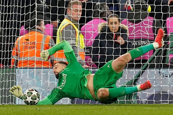 Mit zwei parierten Elfmetern brachte Gianluigi Donnarumma PSG ins Viertelfinale der Champions League. - © Dave Thompson/AP/dpa
