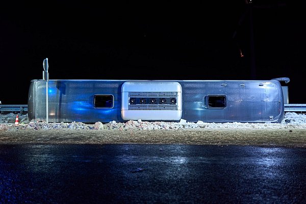 Der Bus kam auf der Seite zum liegen. - © Michael Ukas/dpa