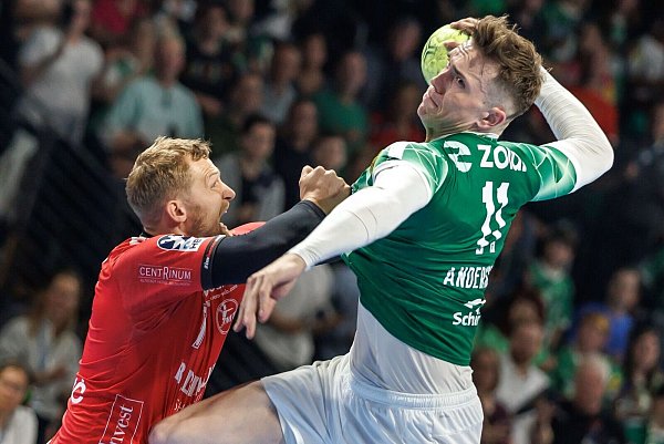 Lasse Andersson wird beim Wurf hart attackiert - © Andreas Gora/dpa