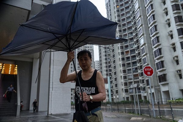 In Hongkong galt die höchste Taifun-Warnstufe. - © Chan Long Hei/AP/dpa