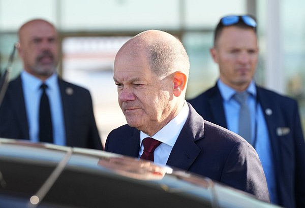 Bundeskanzler Scholz hat eine harte Strafe für den Täter gefordert und der Stadt Hilfe zugesagt. - © Soeren Stache/dpa