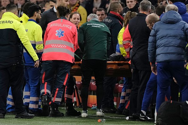 Nach seinem Zusammenbruch an der Seitenlinie konnte der ungarische Co-Trainer Adam Szalai das Krankenhaus verlassen. - © Patrick Post/AP/dpa
