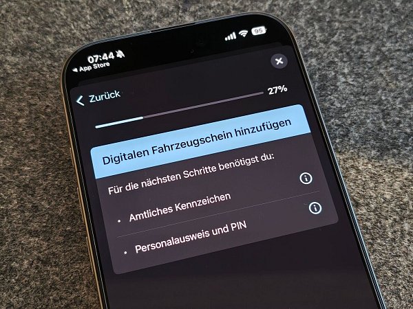 Der Download ist ziemlich einfach - man braucht nur sein Kennzeichen und einen elektronischen Personalausweis mit aktiver eID. - © Till Simon Nagel/dpa-tmn