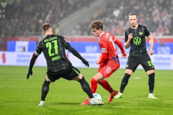 Paul Wanner (M.) und der 1. FC Heidenheim geraten in der Bundesliga allmählich in Bedrängnis. - © Harry Langer/dpa