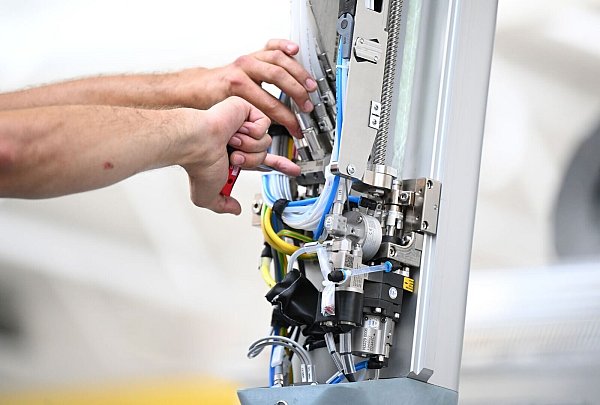 Deutschlands Maschinenbauer fordern angesichts massiver Einbußen im US-Geschäft Ausnahmen von Zöllen. (Symbolbild) - © Bernd Weißbrod/dpa