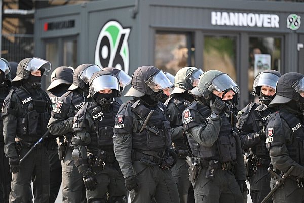 Zahlreiche Polizisten sind im Einsatz. - © Swen Pförtner/dpa