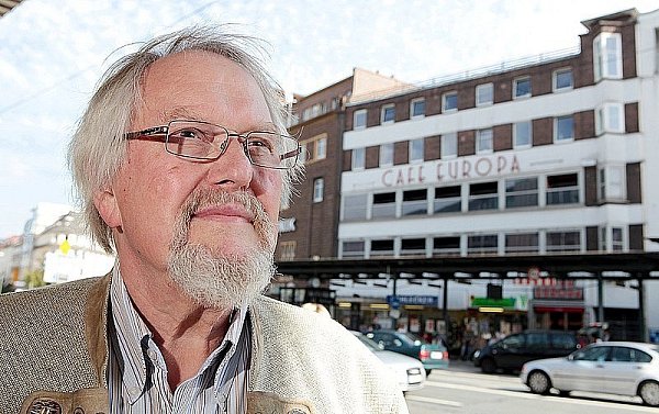 Karl Linnenbürger vor dem Café Europa. Bis 1985 hat er die Diskothek betrieben.