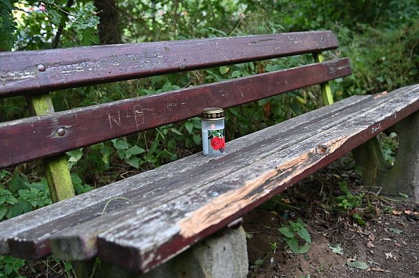In der Nähe des Fundortes hat jemand eine Grabkerze aufgestellt. - © BLUDAU/dpa
