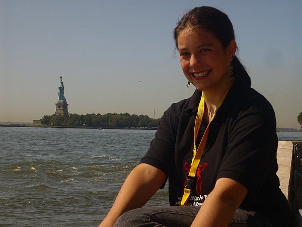 Farina Grotzfeld vor der berühmten Freiheitsstatue in New York.