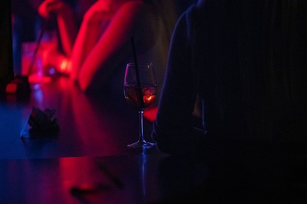 Die Frage «Ist Luisa hier?» gilt als Code, mit dem Frauen in Bars und Clubs sofortige und diskrete Hilfe vom Personal erhalten. - © Hannes P Albert/dpa/dpa-tmn