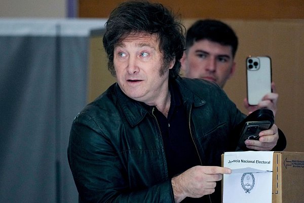 Präsidentschaftskandidat Javier Milei gibt in einem Wahllokal in Buenos Aires seine Stimme ab. - © Natacha Pisarenko/AP/dpa