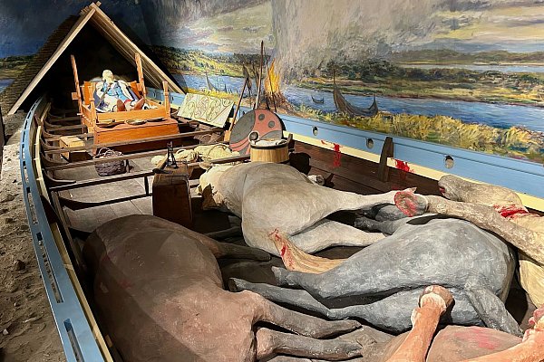 Nachbau vom Königsgrab in Ladby, wie es für das Begräbnis wohl hergerichtet war. - © Friederike Ostermeyer/dpa-tmn