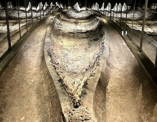 Archäologische Attraktion in Ladby: das einzige begehbare Schiffsgrab Skandinaviens. - © Friederike Ostermeyer/dpa-tmn