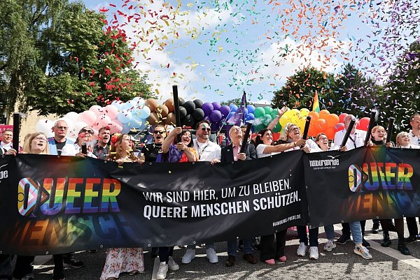 Bei gutem Wetter gingen Zehntausende in Hamburg für mehr Schutz queerer Menschen auf die Straße. - © Christian Charisius/dpa