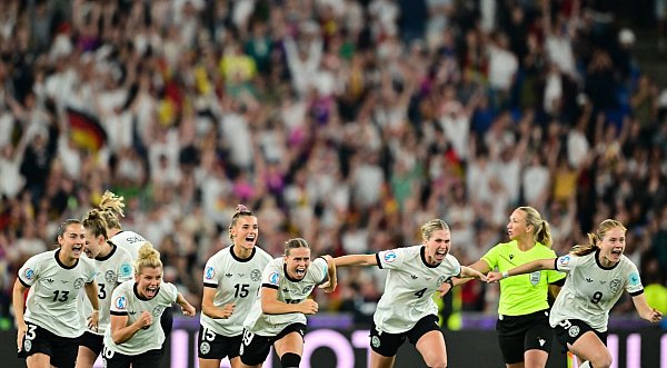 Völlig losgelöst: die deutschen Spielerinnen nach dem Halbfinal-Einzug. - © Sebastian Gollnow/dpa