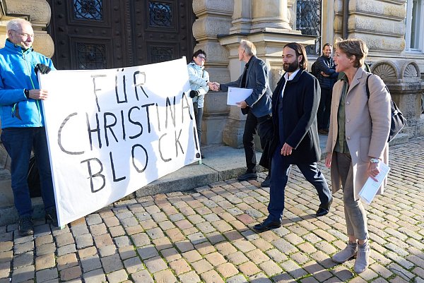 «Für Christina Block» war vor Verhandlungsbeginn auf einem Plakat vor dem Landgericht zu lesen. - © Georg Wendt/dpa