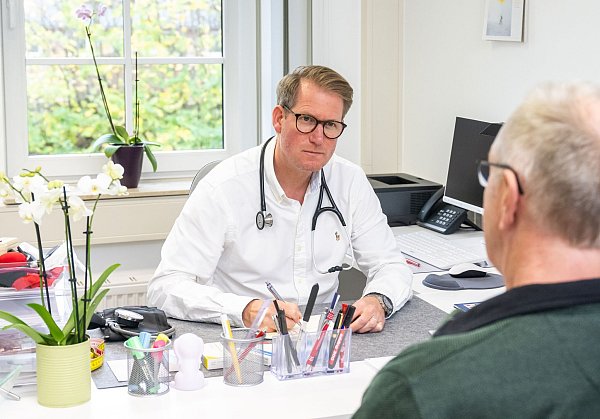 Der Hausarzt oder die Hausärztin spielt eine zentrale Rolle bei der Nachsorge von Schlaganfall-Patientinnen und Patienten. - © Benjamin Nolte/dpa-tmn