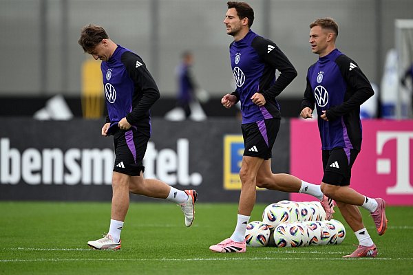Mit Stiller, Goretzka, Kimmich sprach Nagelsmann vor dem Training am Dienstag. - © Federico Gambarini/dpa