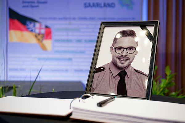 Der getötete Polizist hinterlässt eine Frau und zwei Kinder. - © Uwe Anspach/dpa