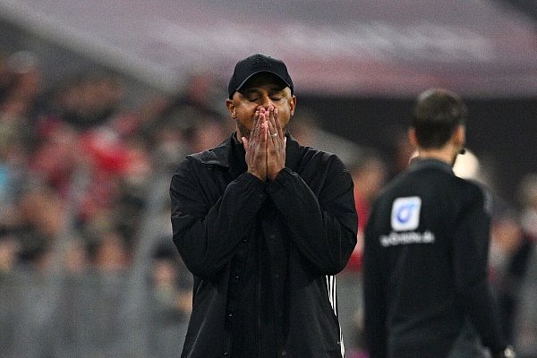 Bayern-Coach Vincent Kompany darf sich am Ende über einen klaren Sieg freuen. - © Tom Weller/dpa