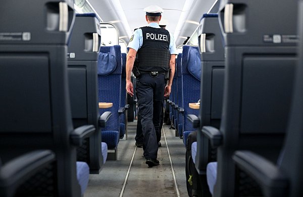 Die Bundespolizei ist immer wieder im Einsatz, wenn Fans auf Reisen gehen. - © Sven Hoppe/dpa