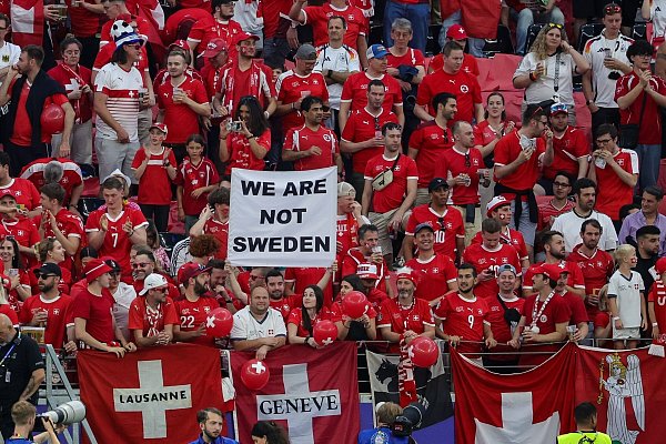 Auch die Schweizer Fans sorgten für eine gute Stimmung in Frankfurt. - © Christian Charisius/dpa