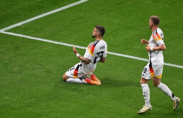 Robert Andrich (l) jubelte zu früh: Sein Fernschusstor wurde wegen eines vorhergegangenen Fouls aberkannt. - © Arne Dedert/dpa