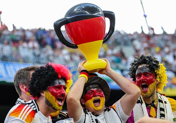 Die deutschen Fans träumten beim letzten Gruppenspiel in Frankfurt schon vom EM-Pokal. - © Christian Charisius/dpa