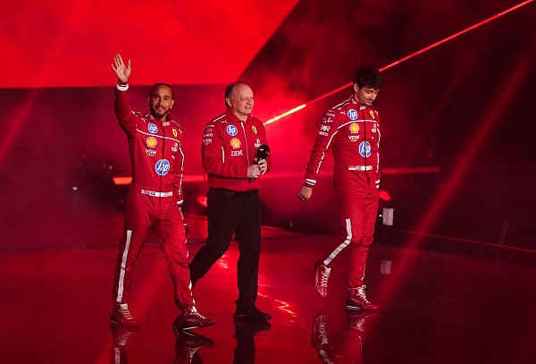 Das Trio, das Ferrari zu neuem Ruhm führen will: Lewis Hamilton (l), Teamchef Fred Vasseur (M) und Charles Leclerc. - © Bradley Collyer/PA Wire/dpa