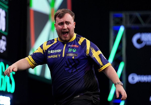 Führt die Darts-Weltrangliste erstmals an: Luke Littler. - © Martin Rickett/PA Wire/dpa