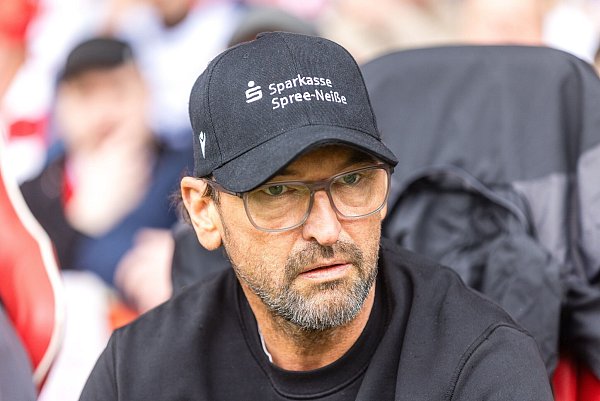 Fand deutliche Worte zum Rassismusvorfall in München: Energie-Trainer Claus-Dieter Wollitz. (Archivbild) - © Frank Hammerschmidt/dpa