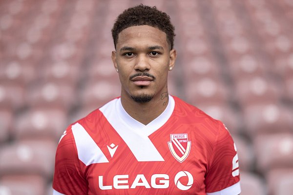 Der Cottbuser Justin Butler berichtete, dass er mit Affenlauten beleidigt wurde. (Archivbild) - © Frank Hammerschmidt/dpa