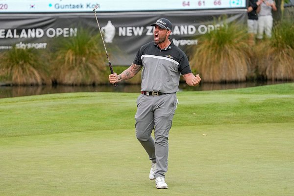 Ryan Peake jubelt über seinen Sieg bei der New Zealand Open. - © Michael Thomas/PHOTOSPORT/AAP Image/dpa