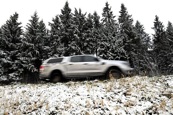 Auf dem Kahlen Asten im Sauerland wurden die ersten Tannen mit Schnee bedeckt. - © Federico Gambarini/dpa